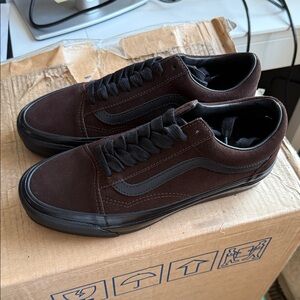 Brand new vans chocolate brown and black sneakers. Men’s size 7 women’s size 8.5